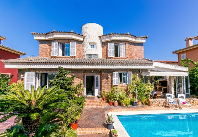 Stylish family house with pool near Palma.