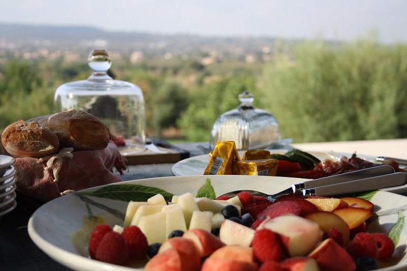From breakfast service to a private cooking event – why not spoil yourself in your holiday finca!