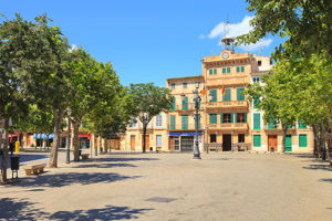 The town square of Llucmajor with a view of the town hall.