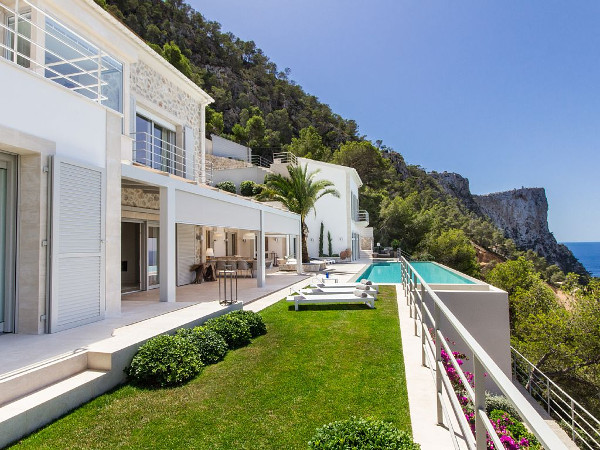 The luxury villa Puesta del Sol is located high above the roofs of Puerto Andratx.