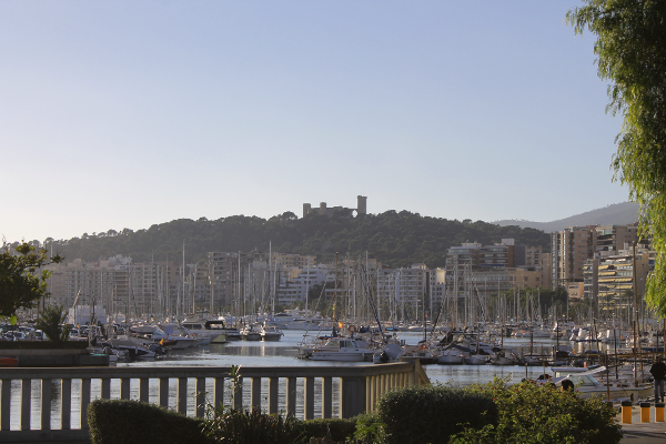 Today the Paseo Maritimo is densely built at the foot of Bellver Castle.