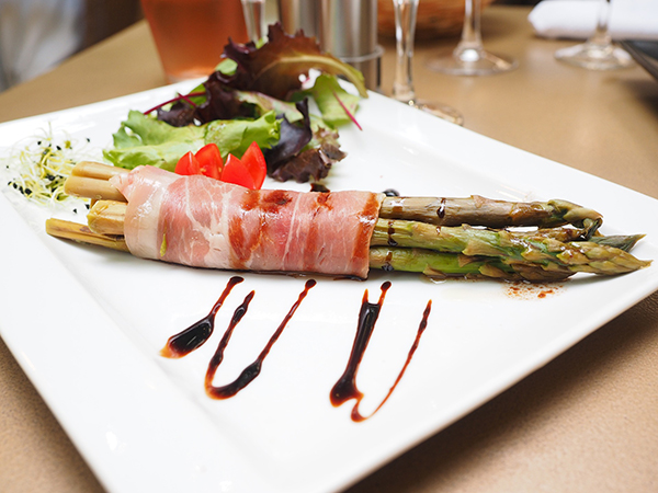 There are many nice recipes with asparagus.
