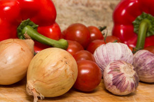 The favourite companions of the tomato: onion and garlic.