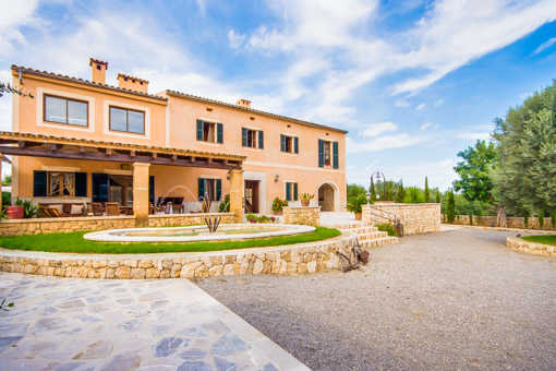 The imposing front garden of the Finca Nadal in Manacor.