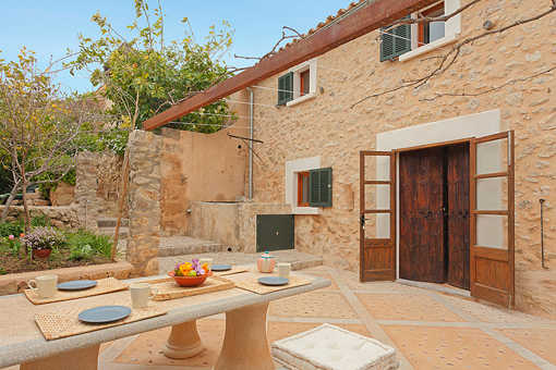 Casa de la Font in its quiet location. Casa de la Font in its quiet location.
