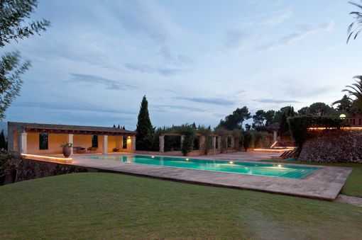 A large pool for all guests of the house.