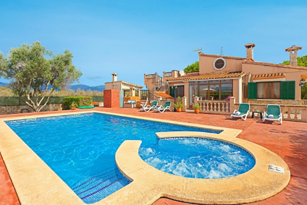 Perfect for families: traditional finca with pool and jacuzzi.