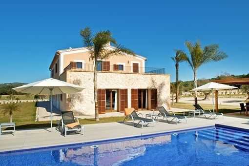 Look forward to beautiful evenings on the pool terrace. Look forward to beautiful evenings on the pool terrace.