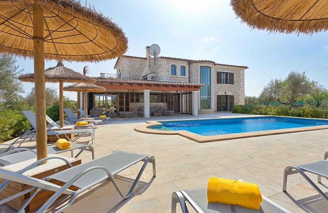 Impressive finca with pool in a quiet location near Santa Margalida.