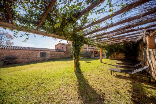 This authentic Finca is only a 15-minute drive from Porreres.