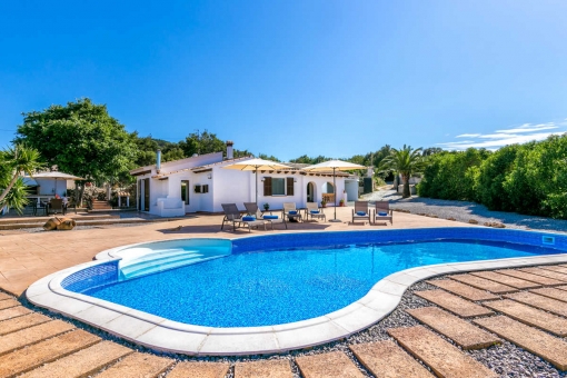 Villa with pool in quiet location.