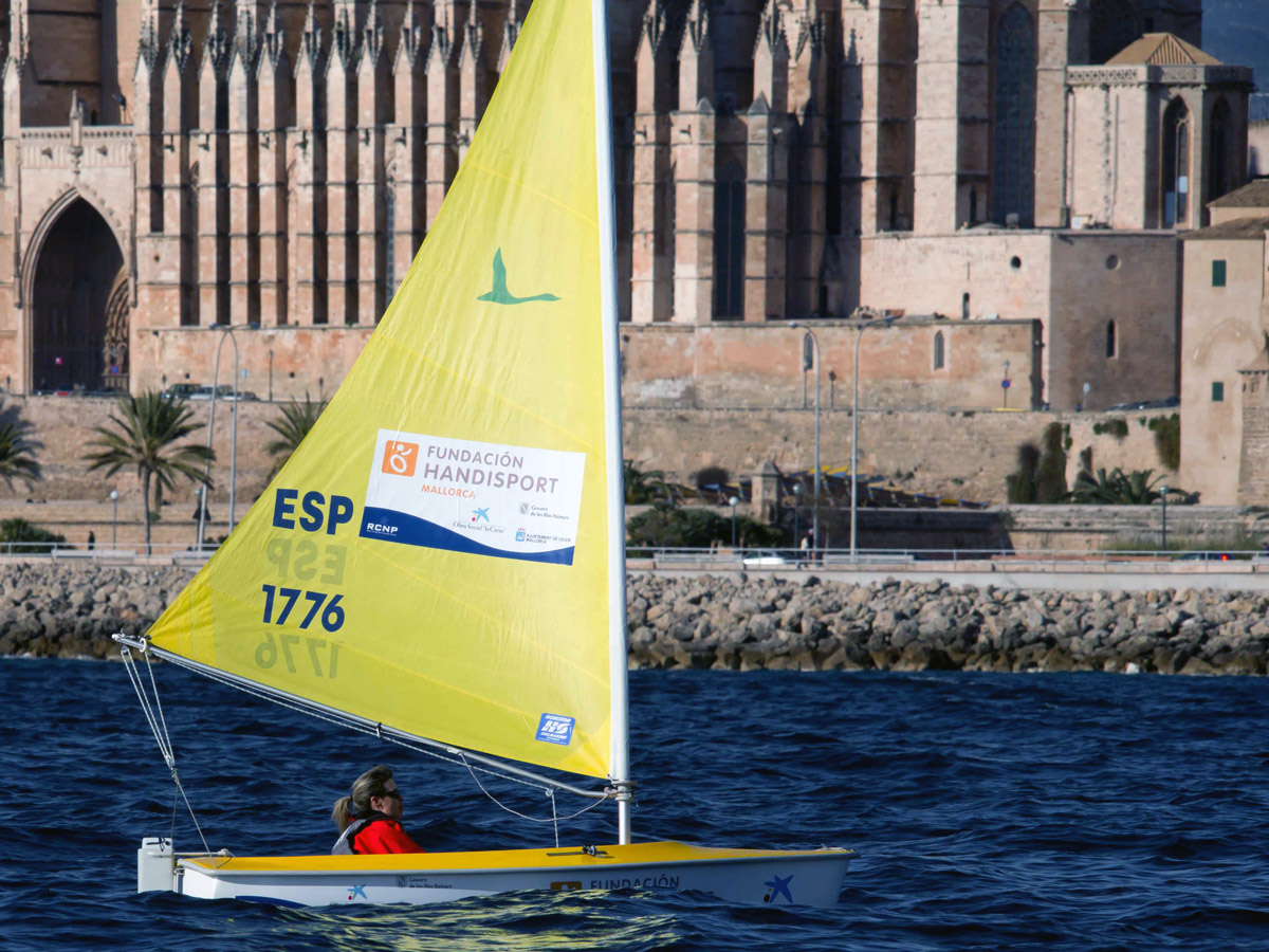 Dinghy of Handisport with the cathedral of Palma in the background. 