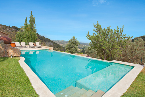 In this villa with jacuzzi and pool, you can completely enjoy and relax.
