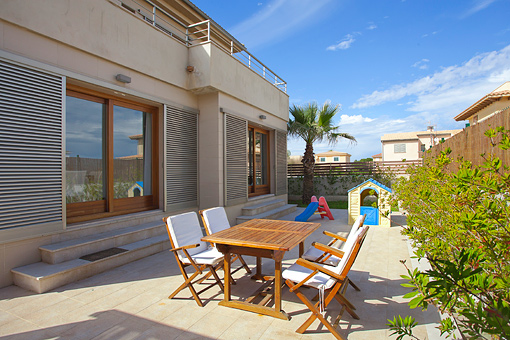 This beautiful terrace invites you to relax and your children to play.