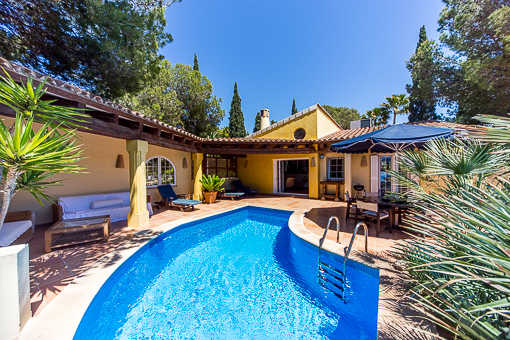 Villa with sea view and pool.