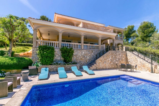 Impressive villa with a fantastic pool and walking distance to the beach.